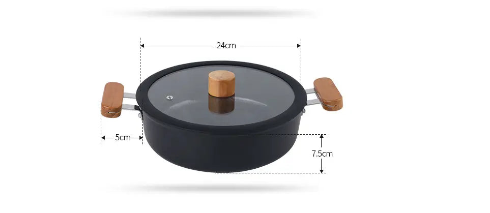Sartén de cerámica negra antiadherente con mangos de madera y tapa de vidrio con pomo de bambú, de un set de ollas de cerámica antiadherentes.