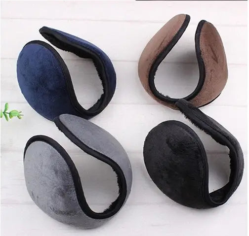 Cuatro pares de orejeras de invierno de vellón esponjoso en azul marino, marrón, gris y negro, diseñadas para su uso en climas fríos.