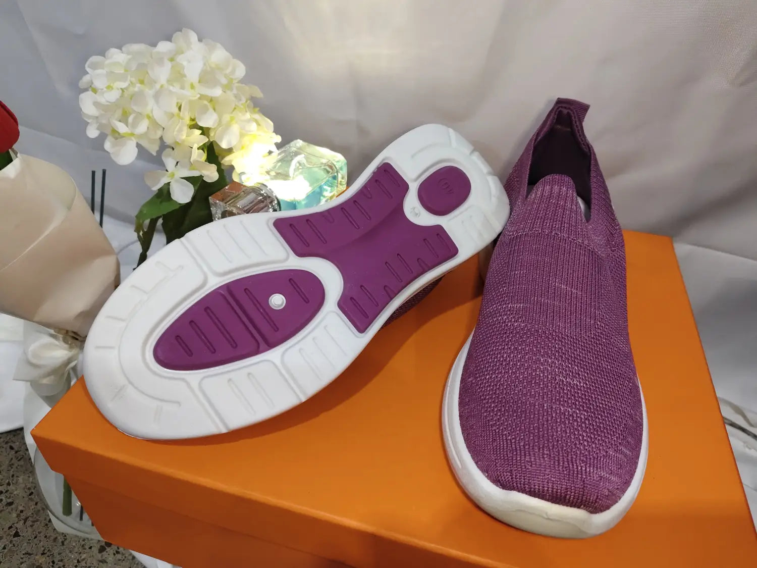 Damen Mesh-Slip-On Sneaker aus Strickkomfort in Lila mit strukturiertem, atmungsaktivem Obermaterial und weißen Sohlen.