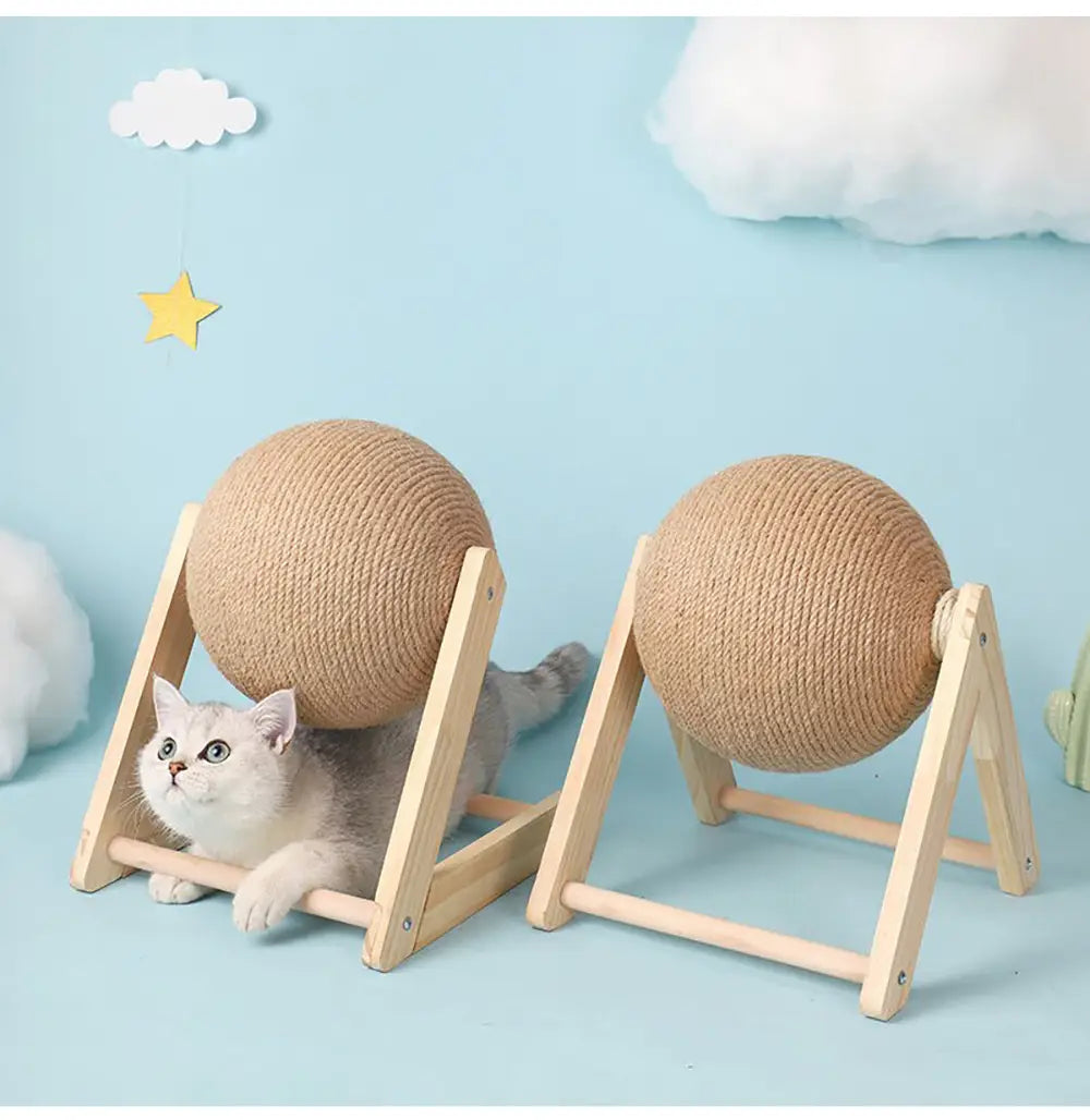 Dos pelotas esféricas de rascado para gato de sisal color marrón claro, cada una con una superficie con textura, montadas en un simple soporte de triángulo de madera para que los gatos rasquen.