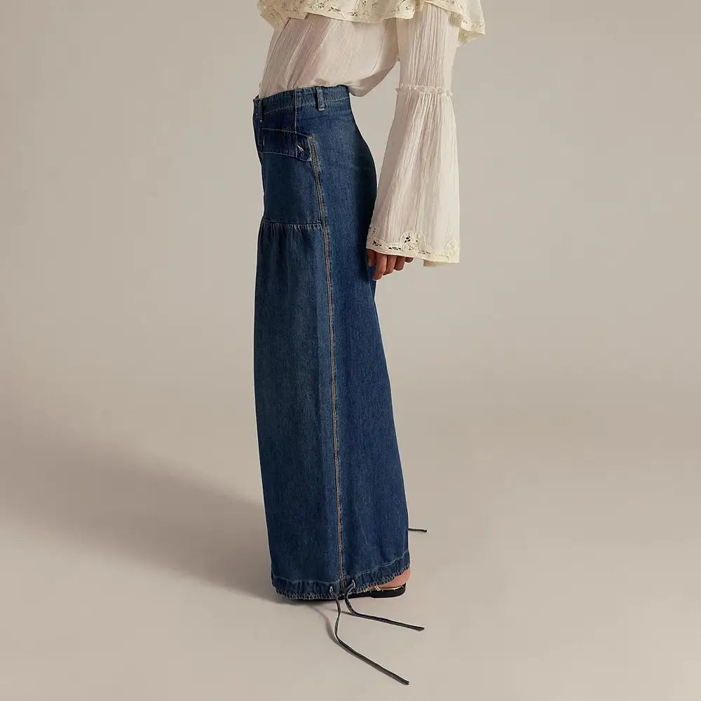 Jeans casual droits à taille mi-basse ample en denim bleu pour femmes, avec design jambes larges et poches avant, ainsi que des cordons de serrage réglables à l’ourlet.