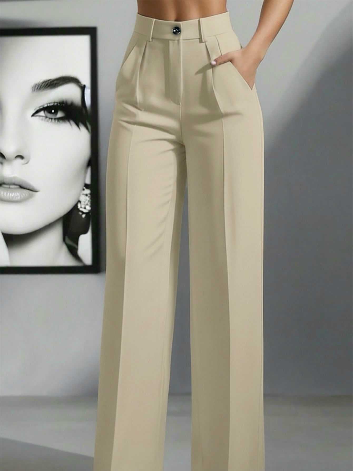 Beige hochgeschnittene, fallende gerade Beinform-Damenanzughosen mit einer eleganten, maßgeschneiderten Gestaltung und dezenten Falten an der Vorderseite.