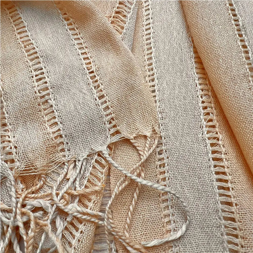 Bufanda de lino color beige con un delicado ribete de encaje y bordes deshilachados que imitan el estilo de la bufanda de poliéster arrugado caqui negro.