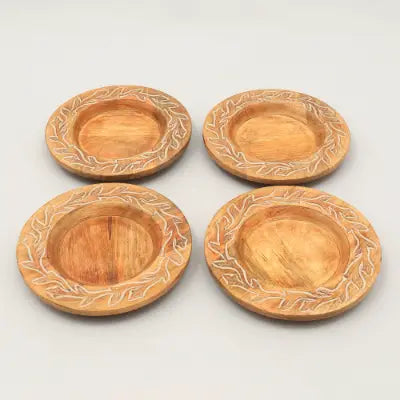 Set aus vier runden Holz-Untersetzern mit einem hellbraunen, natürlichen Finish und zarten, eingravierten Blattmustern entlang des Randes, handgefertigt als Teil der Holz-Untersetzer-Teller-13-Zoll-Blattmusterkollektion.