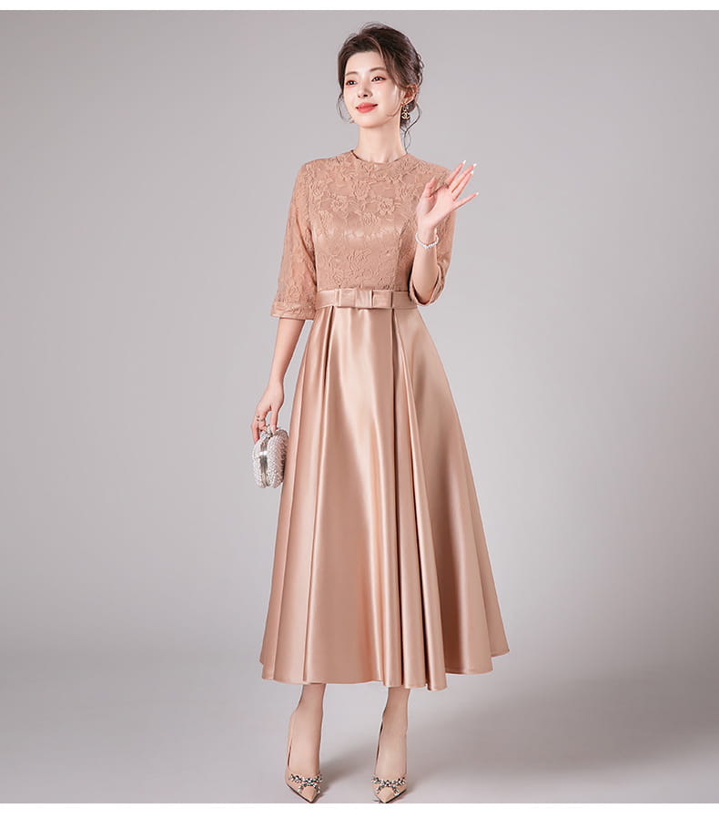 Robe midi d’anniversaire en dentelle et satin turquoise sophistiquée, avec un corsage ajusté, des manches trois-quarts, une jupe évasée resserrée à la taille par une ceinture assortie.