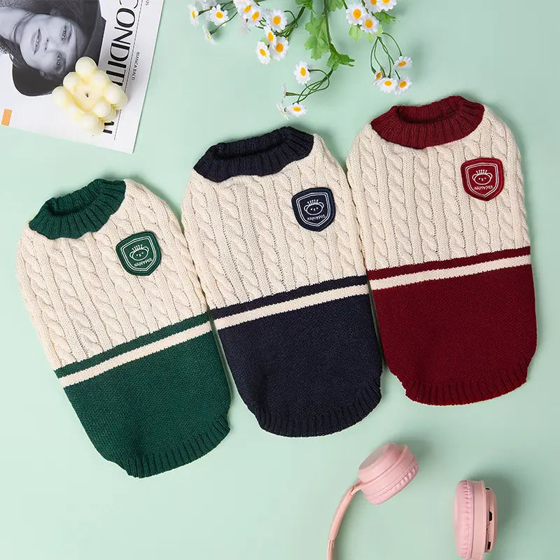 Drei Zopfmuster-Hundepullover in Creme, Navy und Bordeaux mit kontrastierenden gerippten Säumen und Bündchen, entworfen als warme Schuluniform-Tierbekleidung