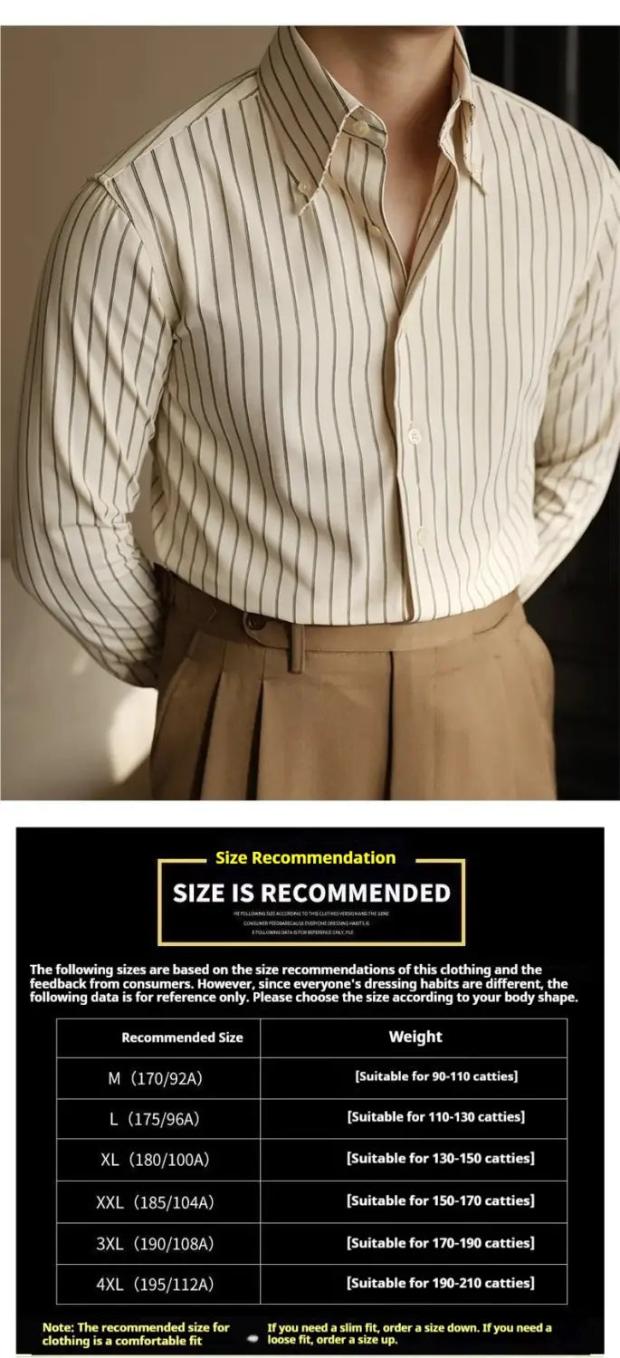 Ein cremefarbenes gestreiftes Slim-Fit-Langarmhemd mit Knopfleiste mit dünnen schwarzen vertikalen Streifen.