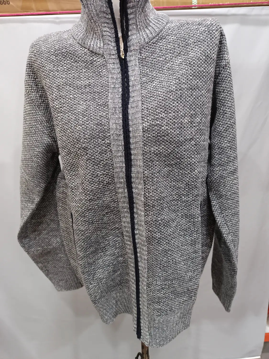 Herren-Cardigan mit Strukturstrick und Reißverschluss in Grau, mit geripptem Kragen und Bündchen, aus bequemem Strickmaterial.