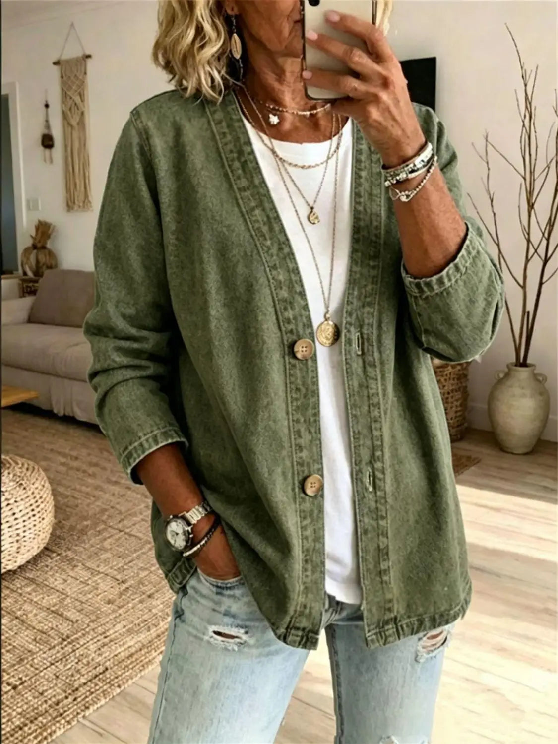 Chaqueta tipo cárdigan de mezclilla color verde oliva para mujer con botones de madera y puños remangados, con diseño de cuello en V abotonado.