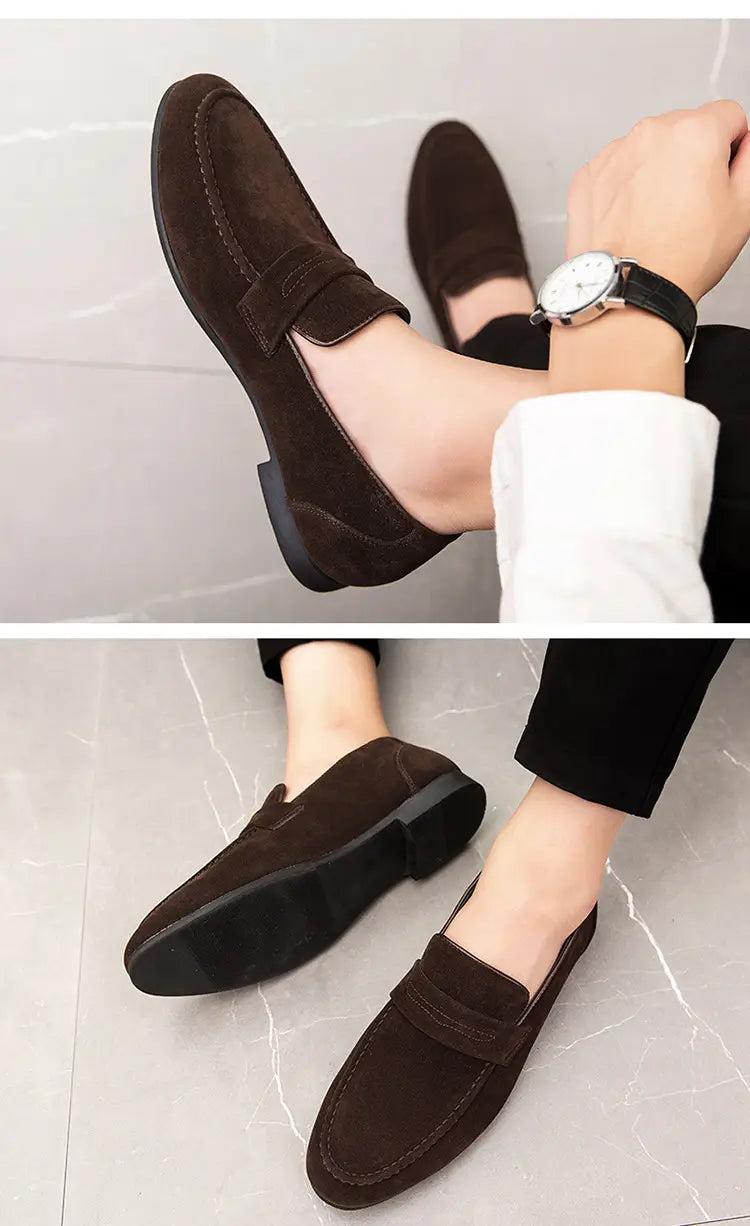 Mocassins en daim à enfiler pour homme en brun : design classique, avec des semelles en caoutchouc noires.