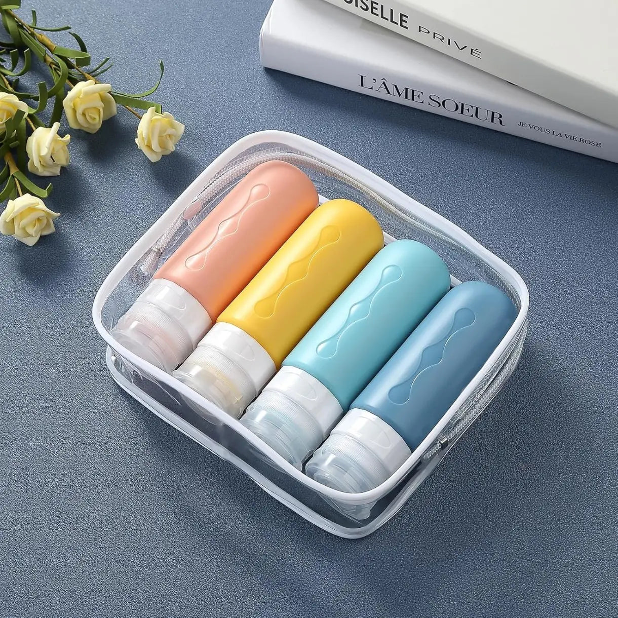 ensemble de quatre flacons de voyage en silicone réutilisables translucides en plastique coloré, avec des bouchons blancs et des corps texturés ondulés, conçus pour un usage anti-fuite.