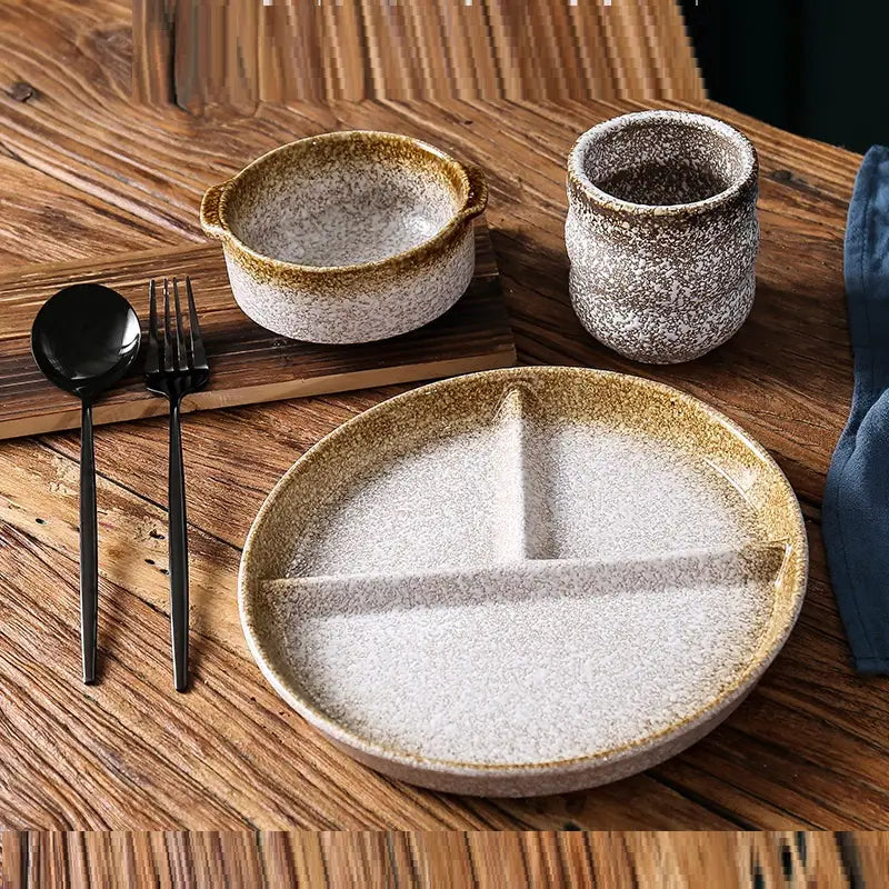 Service d’assiettes de dîner divisées en céramique avec glaçure rustique à mouchetures et rebord texturé brun jaunâtre, comprenant trois sections séparées par de légères rainures.