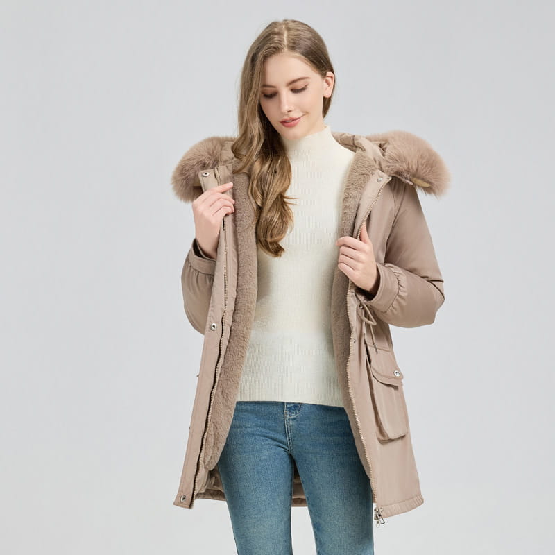 Beiger winterlicher Parka mit Fellfutter mit kuscheligem Fellfutter an der Kapuze und Fronttaschen für kaltes Wetter.