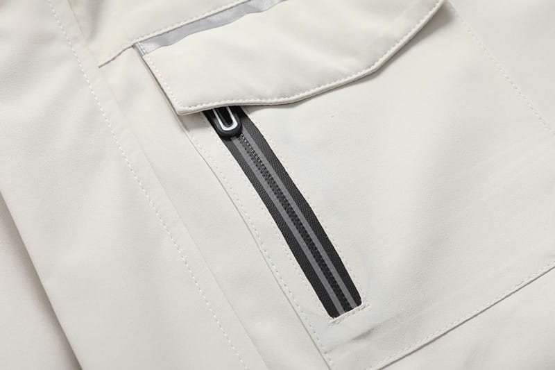 Ein eleganter Herren-Wasserabweisender Trenchcoat mit Kapuze in Off-White mit einem schwarzen Reißverschluss, versehen mit reflektierenden Streifen und präziser Verarbeitung.