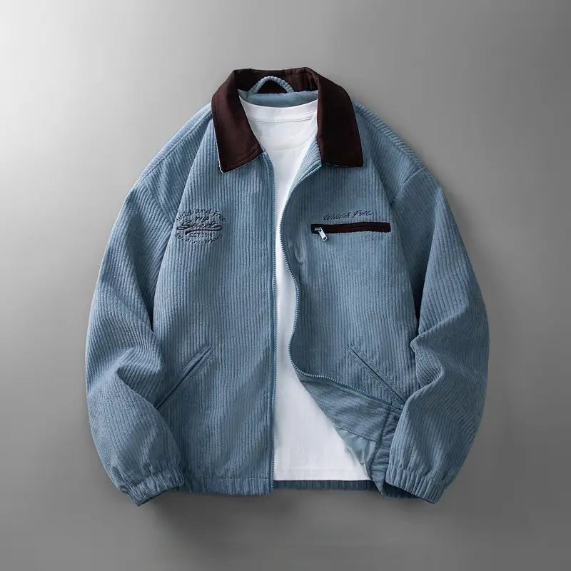 Herren-Lifestyle-gestickte Cord-zipjacke in hellblau mit kontrastierendem dunkelbraunem Kragen und gesticktem Logo auf der linken Brust.