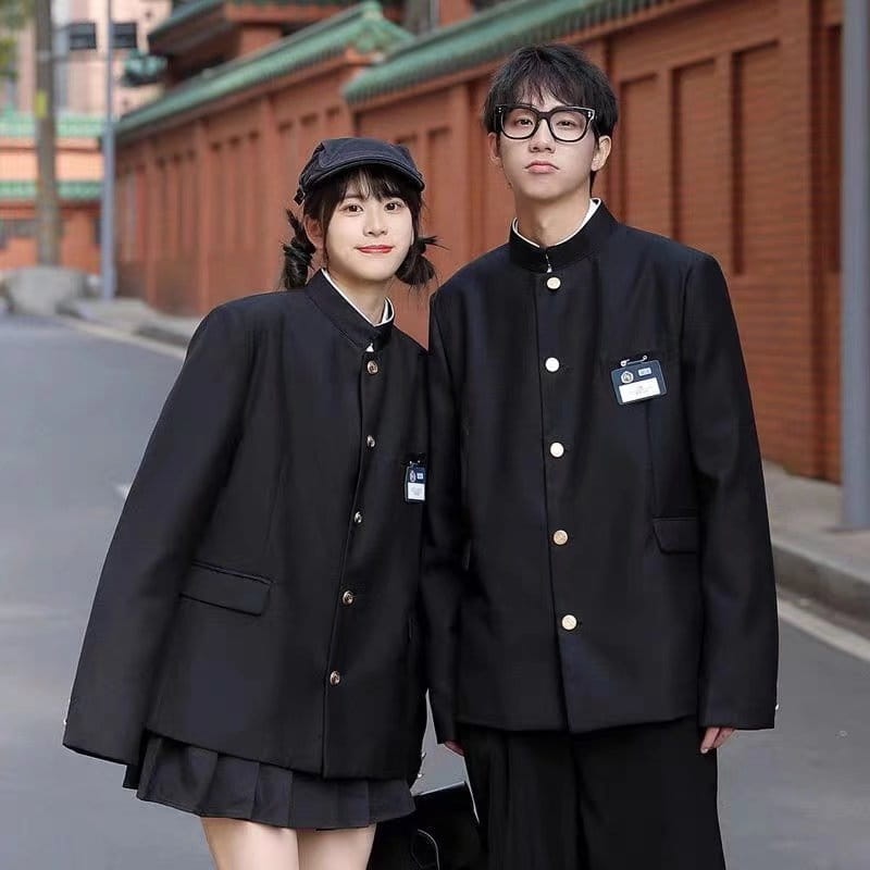 Schwarze traditionelle japanische Schuluniformjacken für Herren mit weißen Kragen und silberfarbenen Knöpfen, ausgelegt für formelle Schulkleidung