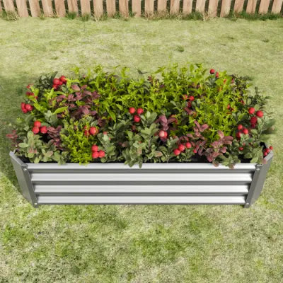 Lecho elevado rectangular de metal de acero galvanizado, maceta plateada de 4x2x1 pies, rellena con exuberante follaje verde y rojizo.