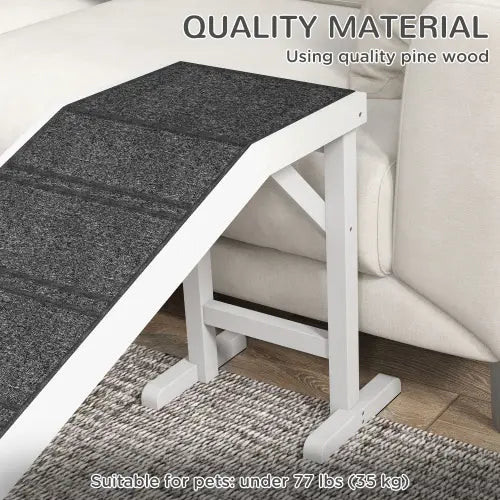 Rampa de madera blanca para cama de perro con una superficie de alfombra con textura antideslizante color gris oscuro y plataforma para la accesibilidad de las mascotas