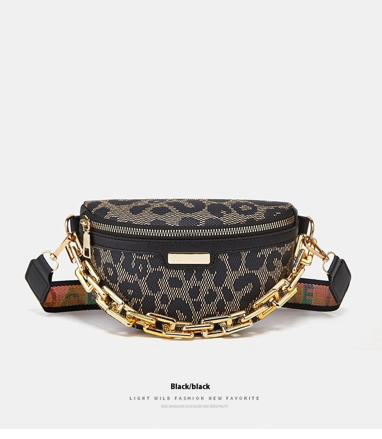 Gürteltasche mit Leopardenmuster in Schwarz für Damen mit einem Kettenträger in Goldton und schwarzen Stoffakzenten.
