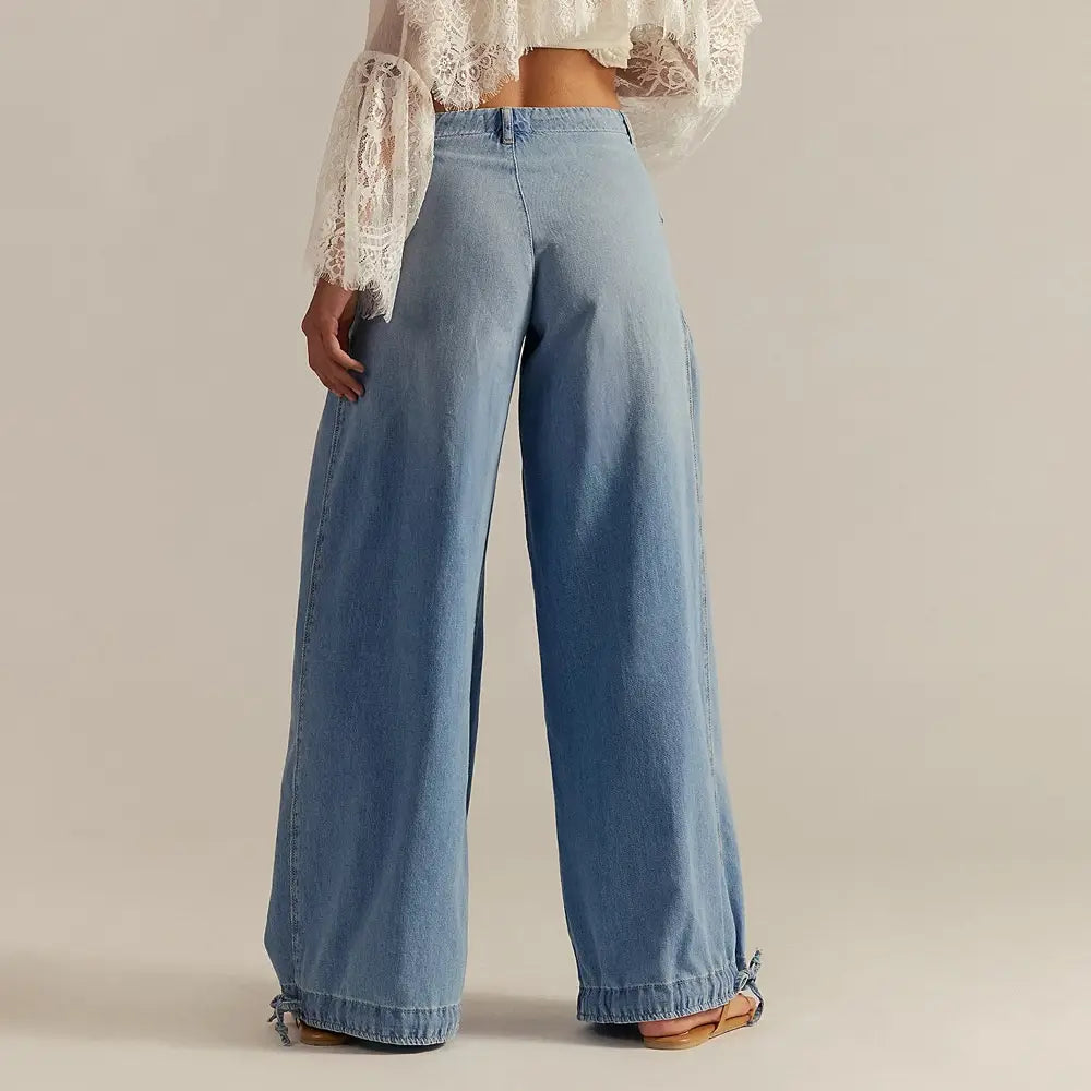 Jeans casual droits à taille mi-basse ample à jambes larges en denim bleu clair pour femmes, avec coupe détendue et poignets effilochés.