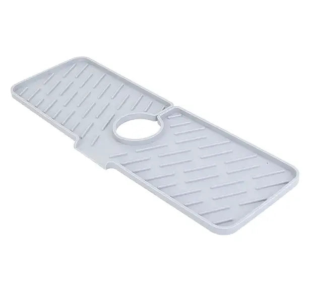 Tapis de robinet en silicone gris clair pour évier de cuisine, pare-éclaboussures, avec découpe circulaire centrale et reliefs texturés pour une bonne prise.