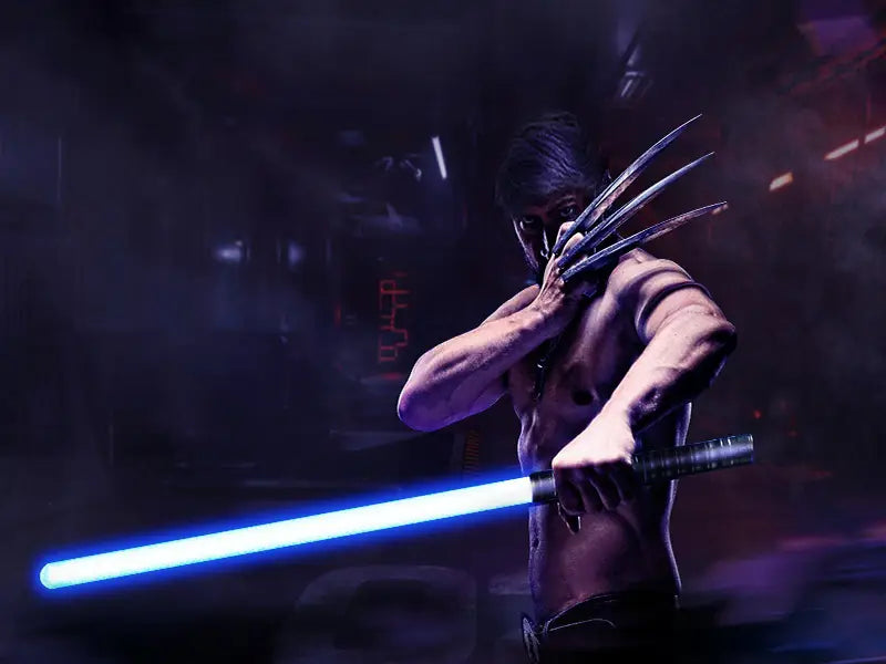 Une figure musclée dans un environnement futuriste sombre manie un sabre laser jouet 2-en-1 en métal rgb, avec une lame bleue lumineuse, une garde noire prolongée et des griffes métalliques tranchantes sur sa main.