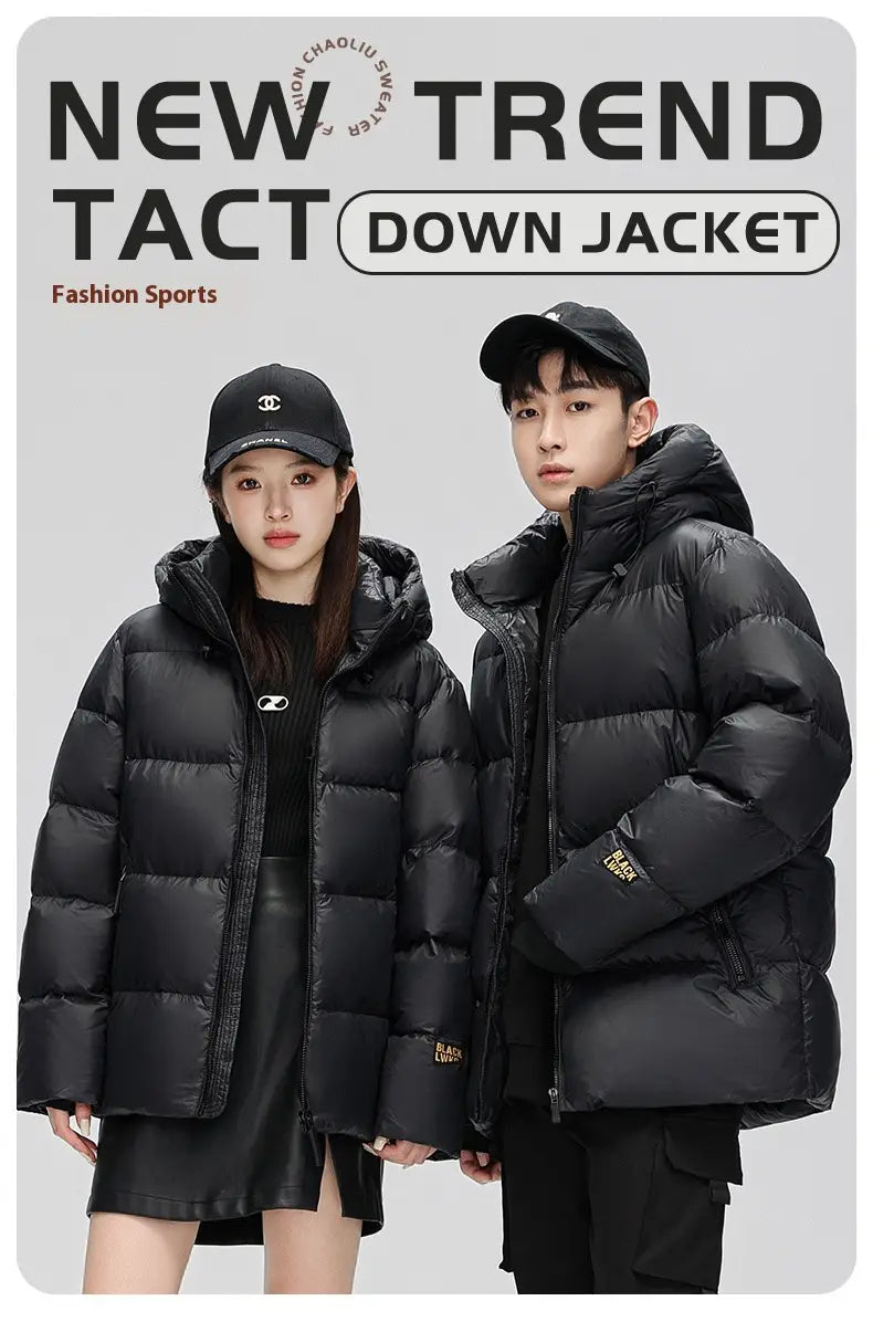 Chaqueta acolchada tipo puffer de oro negro en negro, con acolchado, fabricada con material de plumón negro, capucha y diseño acolchado.