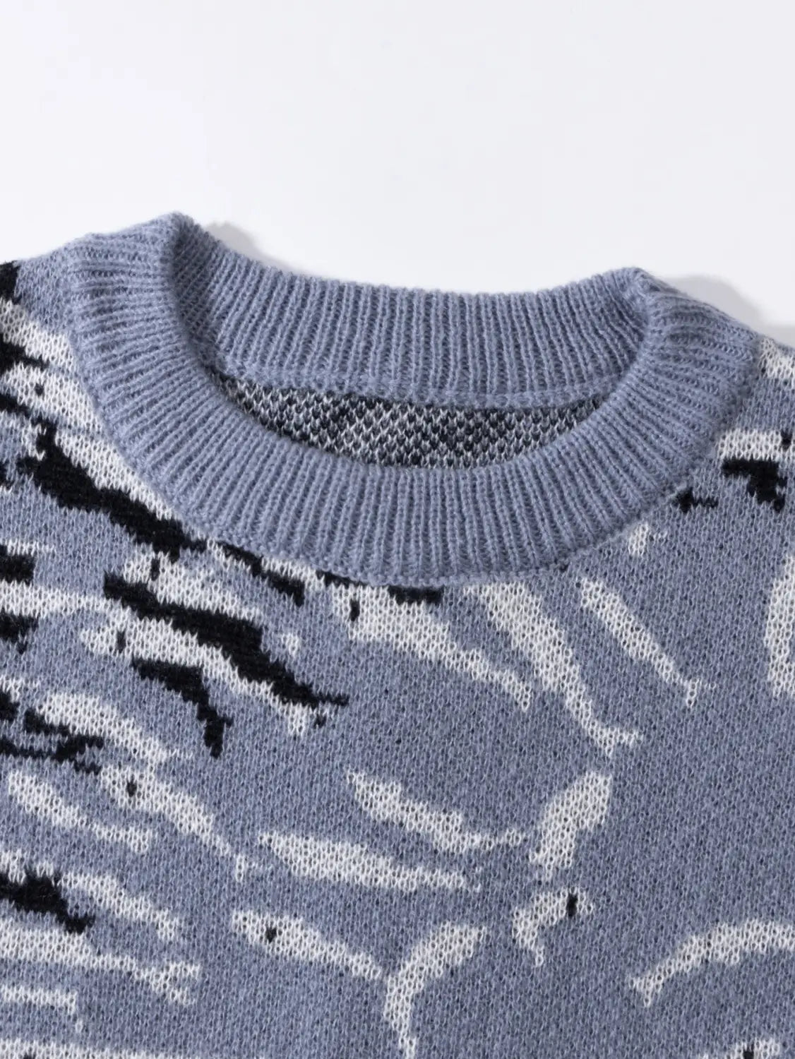 Ein grauer Strickpullover mit geripptem Rundhalsausschnitt und einem Schwarz-Weiß-Fischmuster im Casual-Koreanpullover-Stil, genannt Orca-Strickpullover
