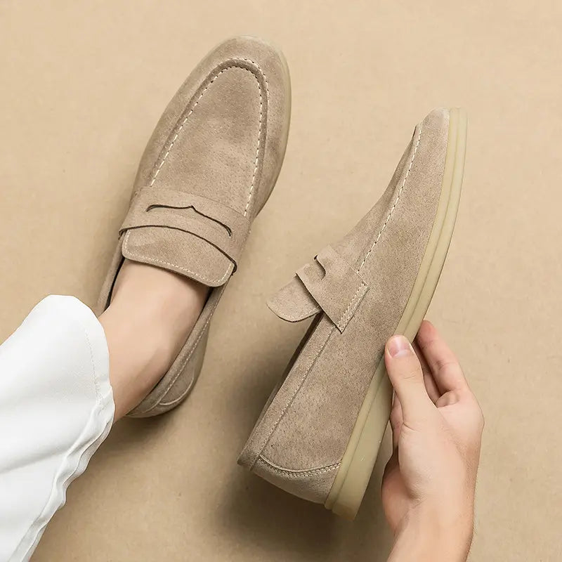 Mocassins en cuir suédé beige pour hommes, à l’enfilage classique et à la couture assortie, idéals pour une tenue décontractée.
