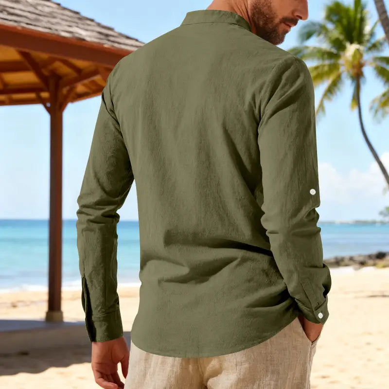 Camisa tipo henley de lino para hombre verde oliva, de manga larga, con frente con cordones y puños abotonados, diseñada para mangas arremangables.