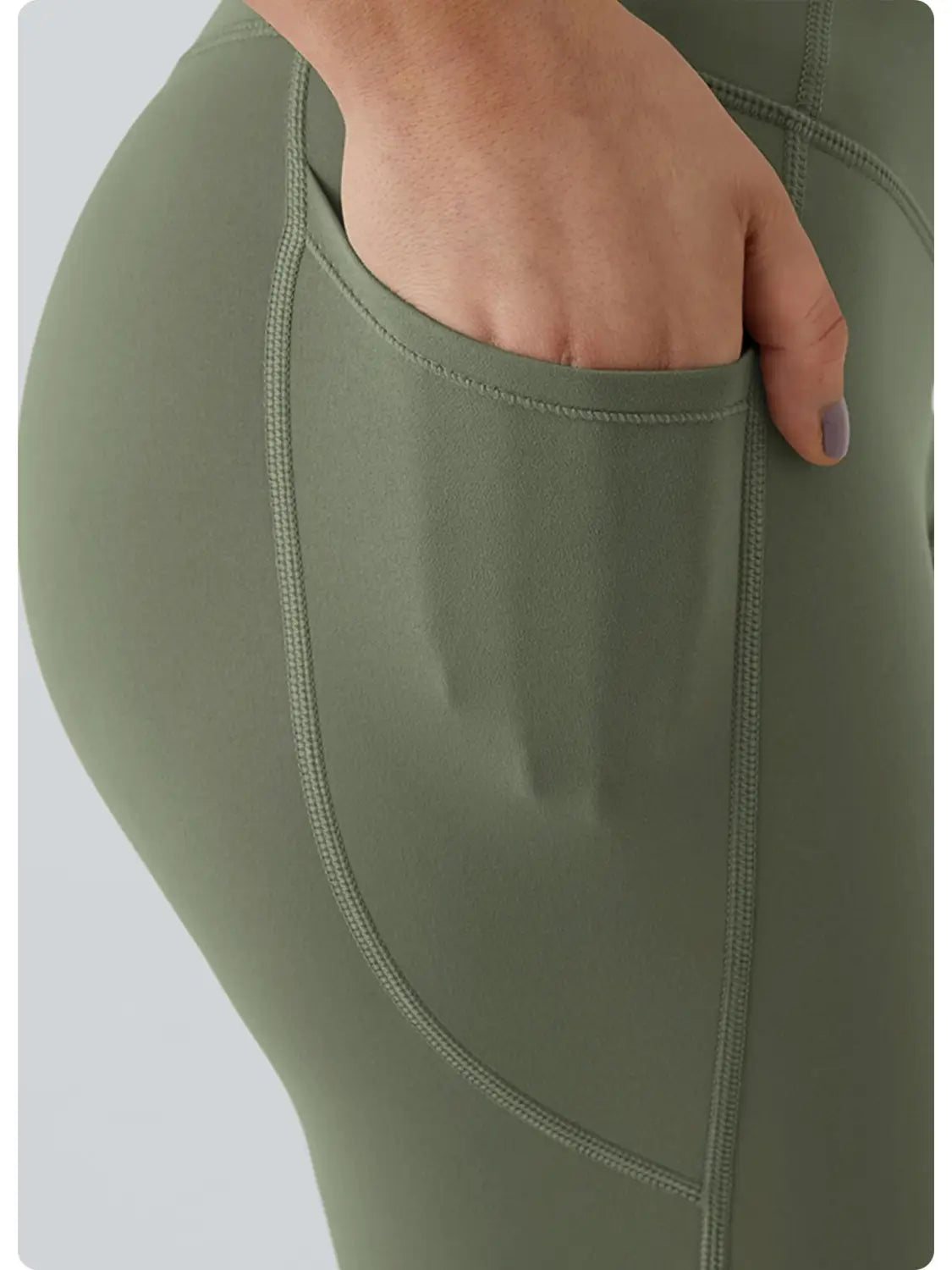 Olivegrüne Yoga-Hose mit hoher Taille und Taschen hinten aus elastischem Material mit einer Seitentasche und passender abgestimmter Nähte.
