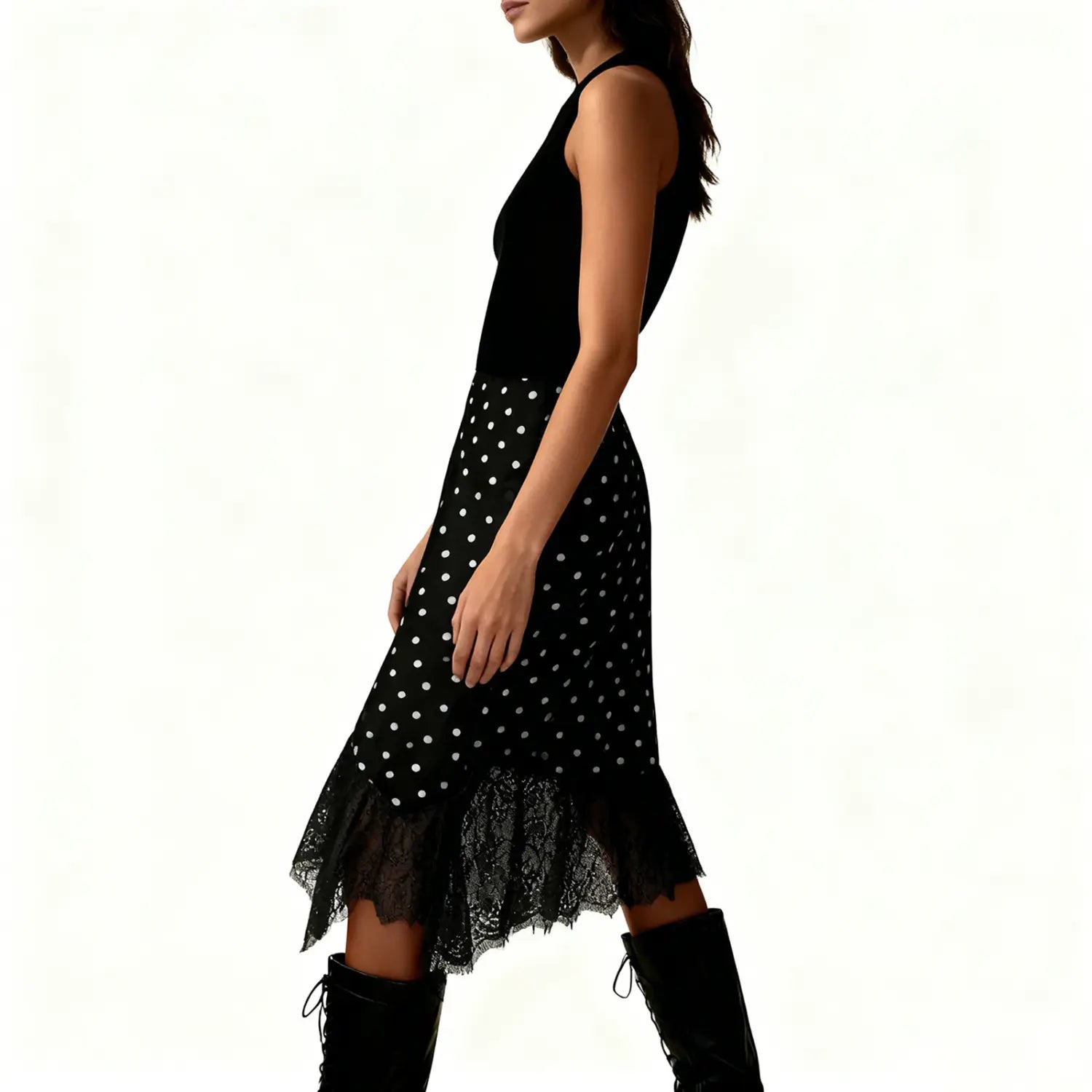 Ein schwarzes Neckholder-Kleid mit weißen Punkten und einem Spitzen-Saum, der einem Spitzen-Satin-Midirock ähnelt.