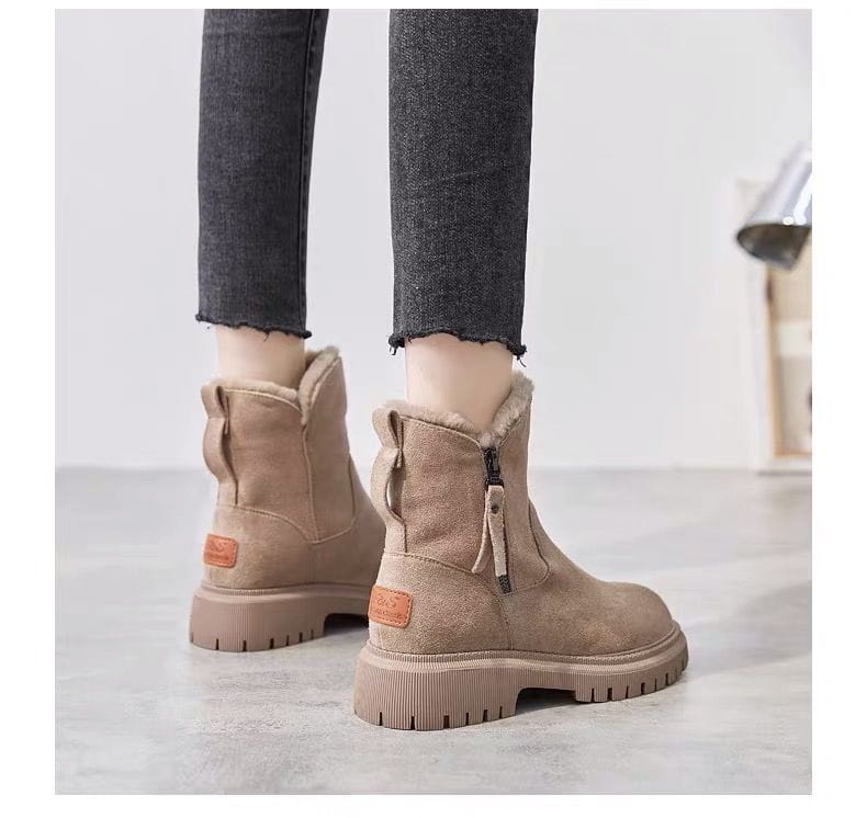 Beige Wildleder-Winterstiefeletten für Damen mit weichem Shearlingfutter und robusten Gummisohlen.