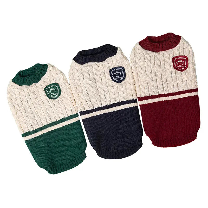 Drei gestrickte Hundepullover in Creme, Navyblau und Bordeaux mit Zopfmuster und passenden Farbfeldern für die unteren Partien, entworfen als warme Schuluniform-Tierbekleidung