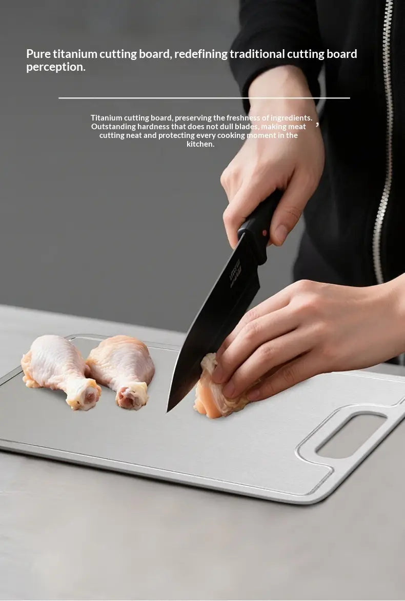 Schneidebrett aus reinem Titan in Silber mit elegantem modernem Design und integriertem Griff für sicheren Halt, geeignet für die Nutzung als mobiles Schneidebrett aus Metall.