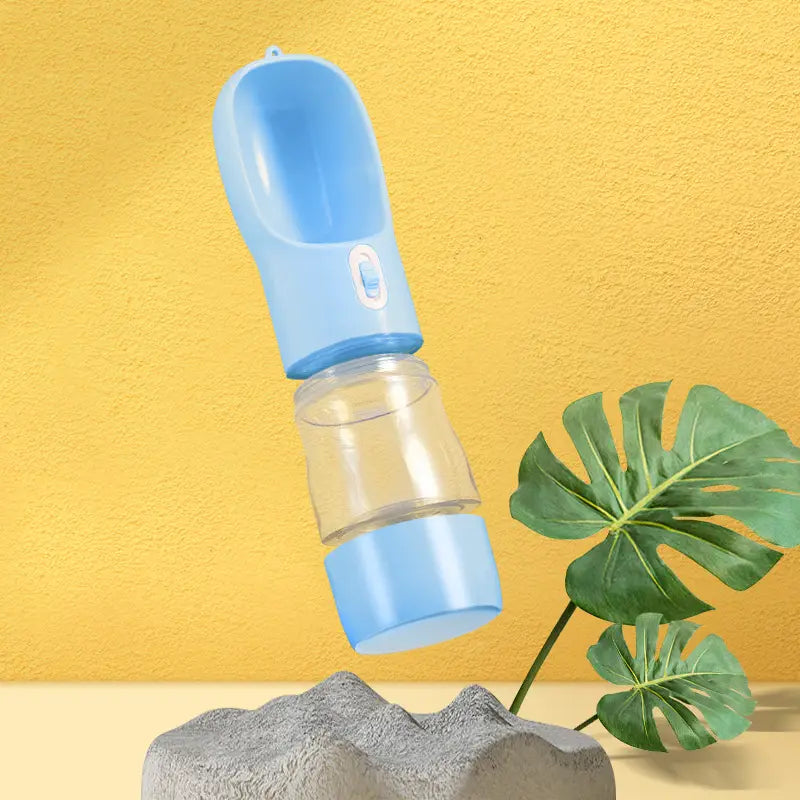 Gourde pour chien en plastique bleu clair, gamelle de voyage portable pour chien 458 ml, avec une section centrale transparente et un bouton blanc sur le dessus