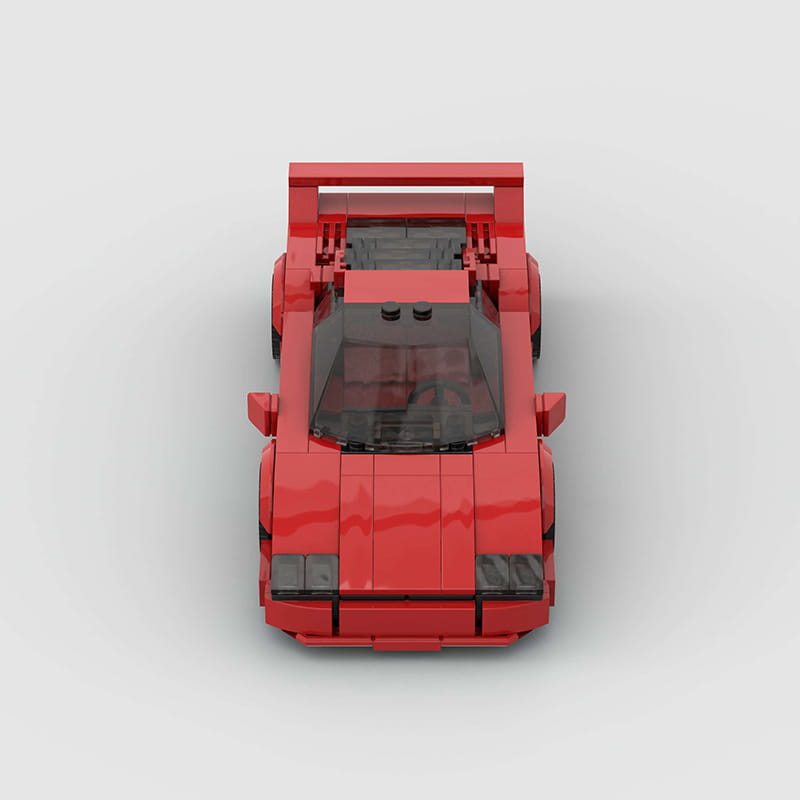 Modelo de coche deportivo de juguete de bloques tipo construcción de un Ferrari F40, con ventanas negras translúcidas y paneles de carrocería detallados.