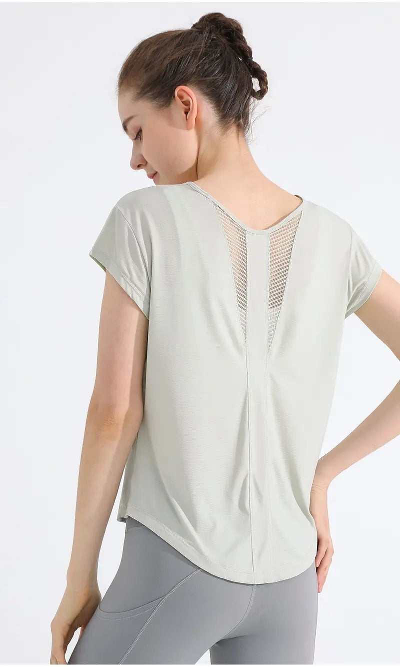 Hellgrünes Damen-T-Shirt mit kurzen Ärmeln, schnell trocknend, aus Mesh-Gewebe, Yoga-Top, von hinten dargestellt, mit Mesh-Verarbeitung für Atmungsaktivität.