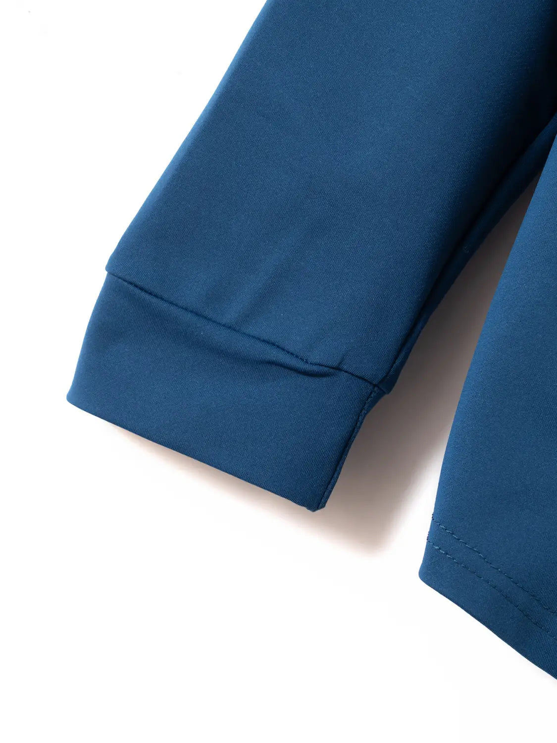 Dunkelblaues Herren-Quarter-Zip-Athletik-Poloshirt mit Ärmeln aus soft strukturierter Webware, mit ordentlich umgeschlagenem Bündchen.