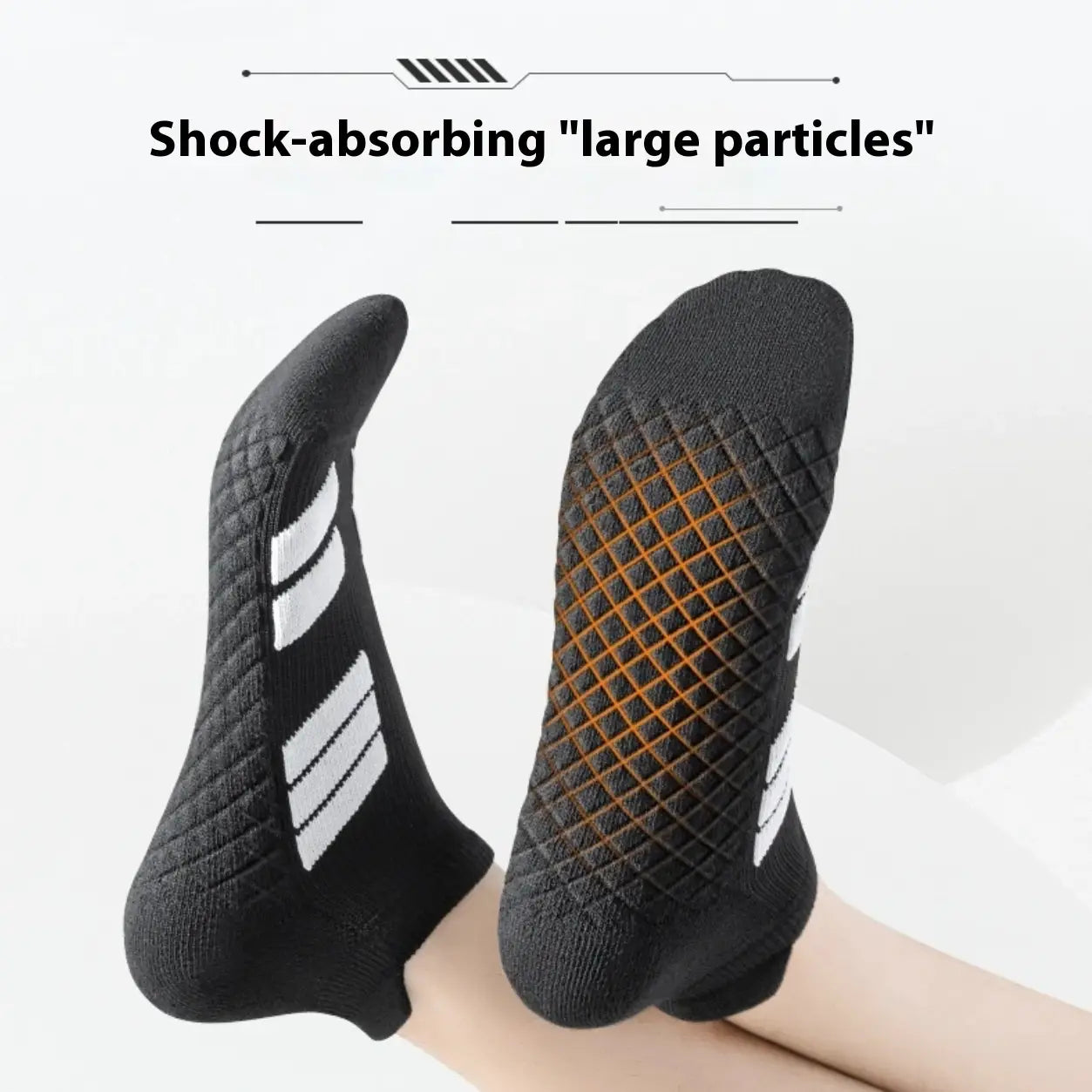 Chaussettes de sport athlétiques pour homme, à lit de pied rembourré, absorbant la transpiration, noires, avec bandes blanches, et un motif de grip texturé orange sur les semelles, montrant le côté arrière.