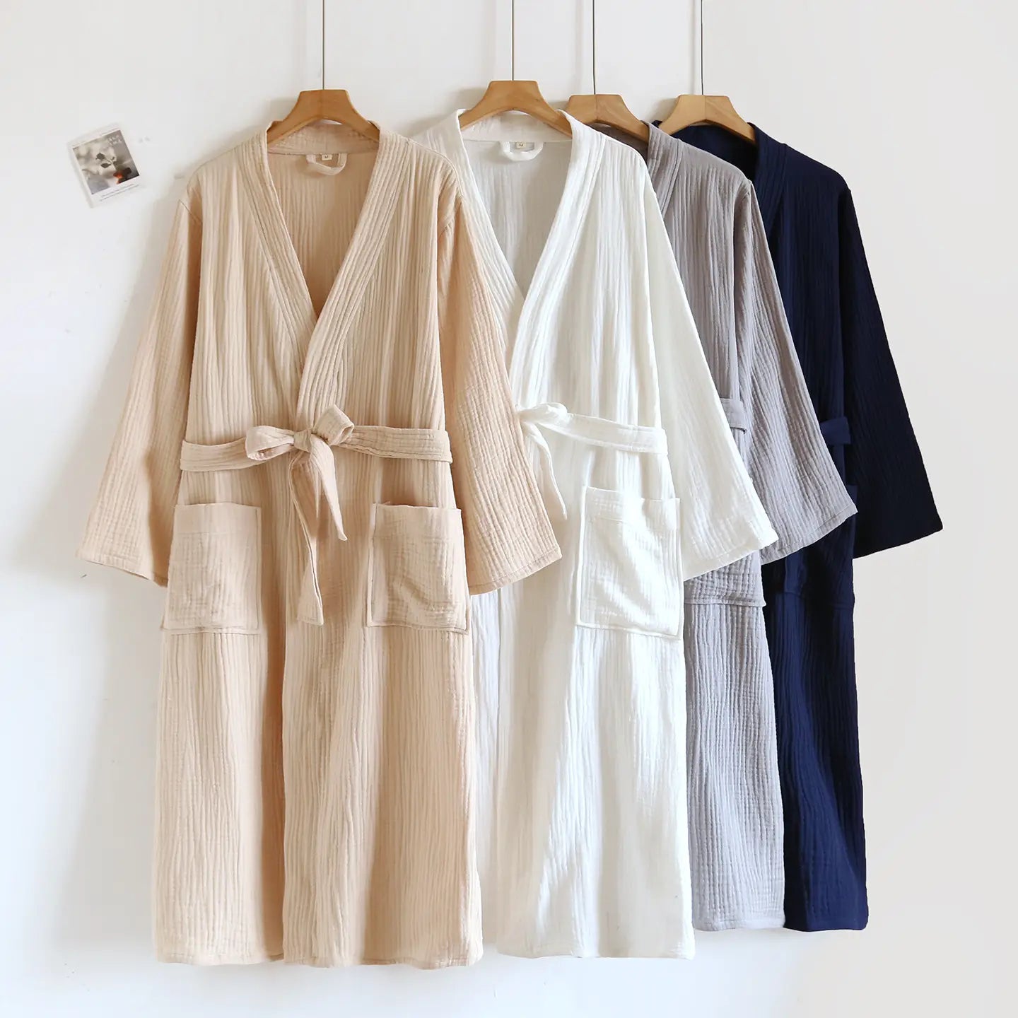 Peignoirs en gaze de coton côtelé beige, blanc, gris et bleu marine pour homme, avec liens assortis et poches avant.