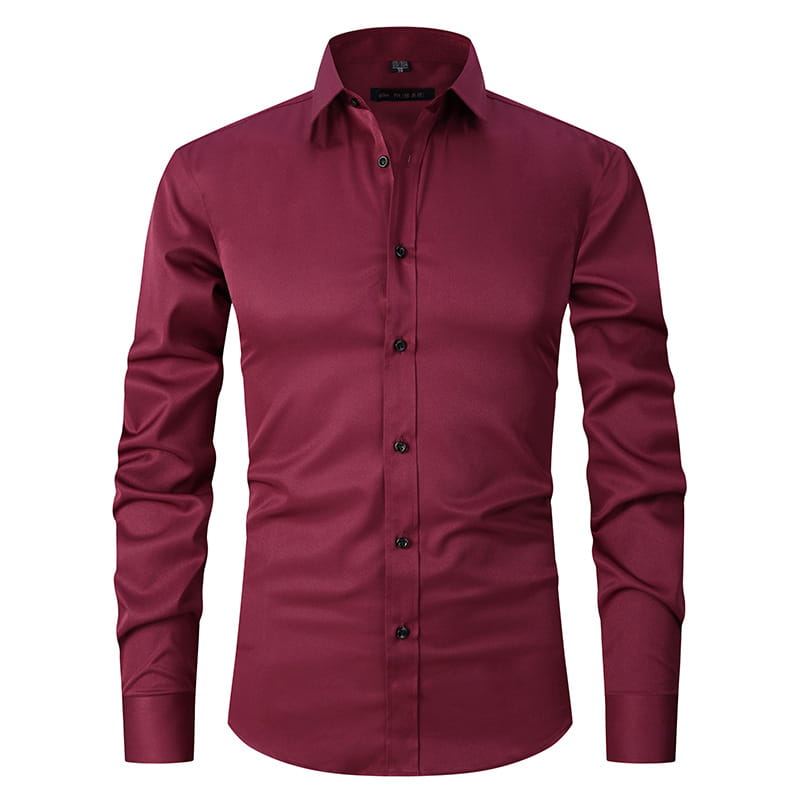 Ein elegantes langärmliges Hemd aus Stretch-Satin für Herren in Slim-Fit-Passform in edlem Burgunderrot mit schwarzen Knöpfen und einem klassischen Kragen.