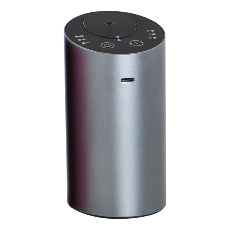 Diffuseur d’arômes portable cylindrique argenté, humidificateur de voiture sans fil USB, avec un panneau supérieur noir comportant des boutons de commande et un port USB-C.