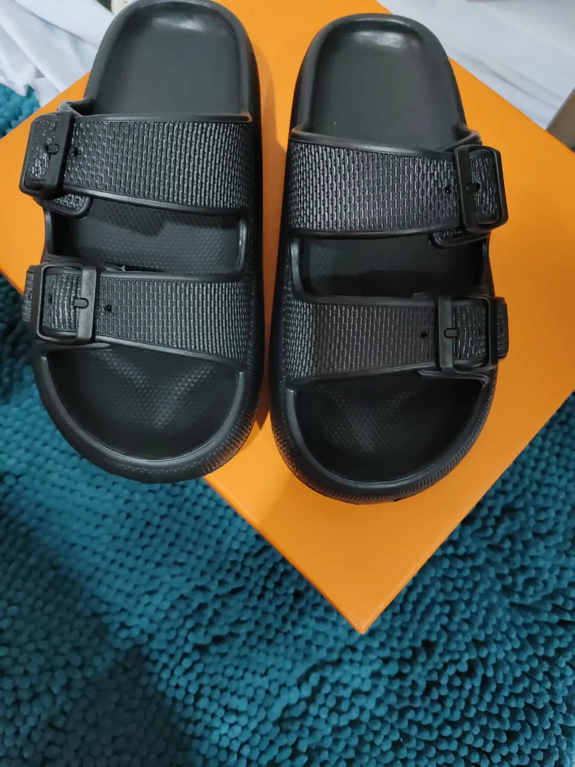 Sandalias tipo plataforma Eva con hebilla de goma negra, con suela gruesa transpirables y dos correas ajustables, con cierres de hebilla.