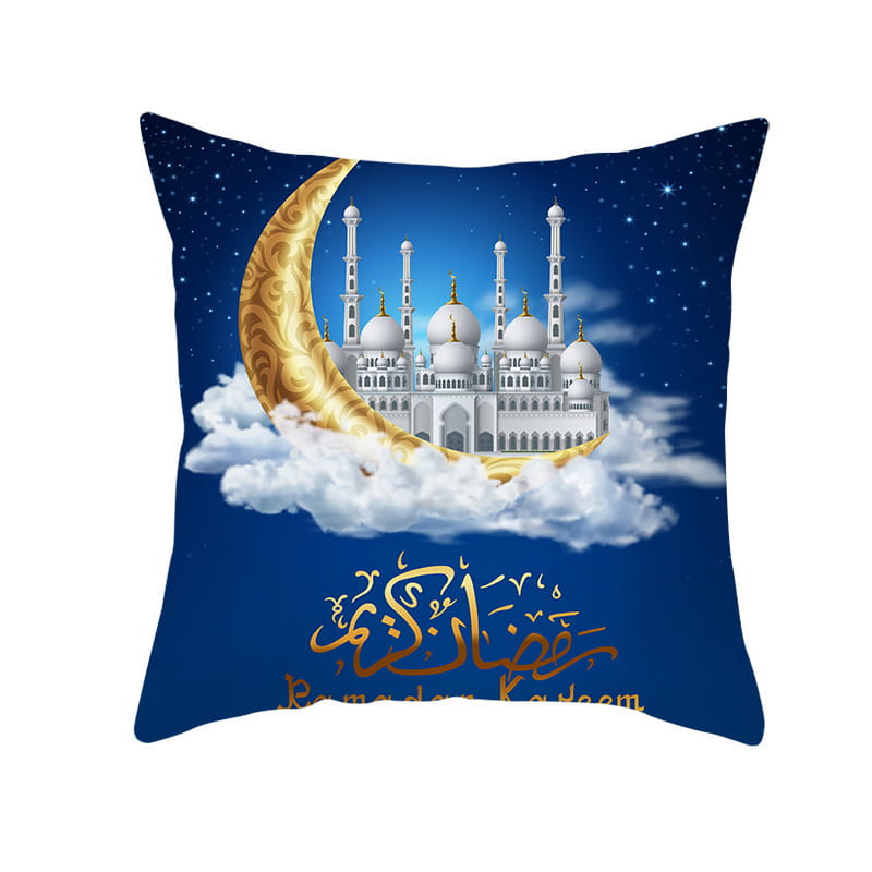 Funda de cojín de Ramadán Kareem azul y oro para linterna Eid, con un cojín azul que muestra una mezquita blanca con cúpulas doradas apoyada sobre nubes bajo una luna creciente, adornada con caligrafía árabe dorada.
