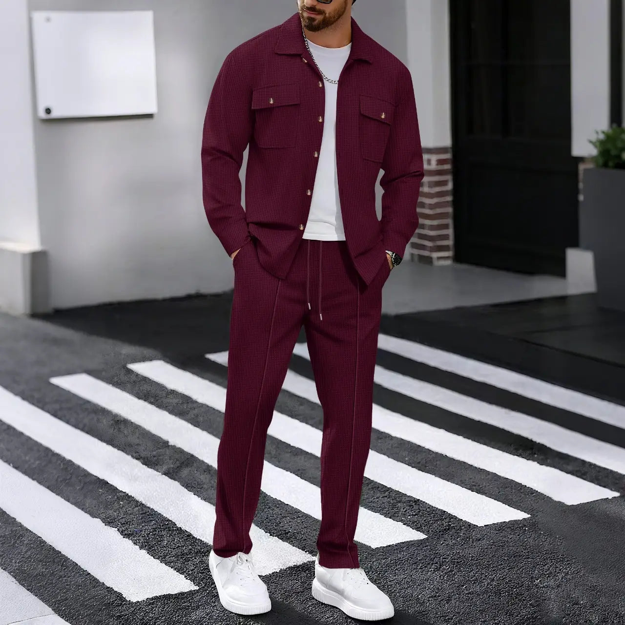Ensemble pour hommes en molleton de type waffle à manches longues, comprenant une veste en maille côtelée bordeaux avec deux poches poitrine et un pantalon bordeaux assorti.