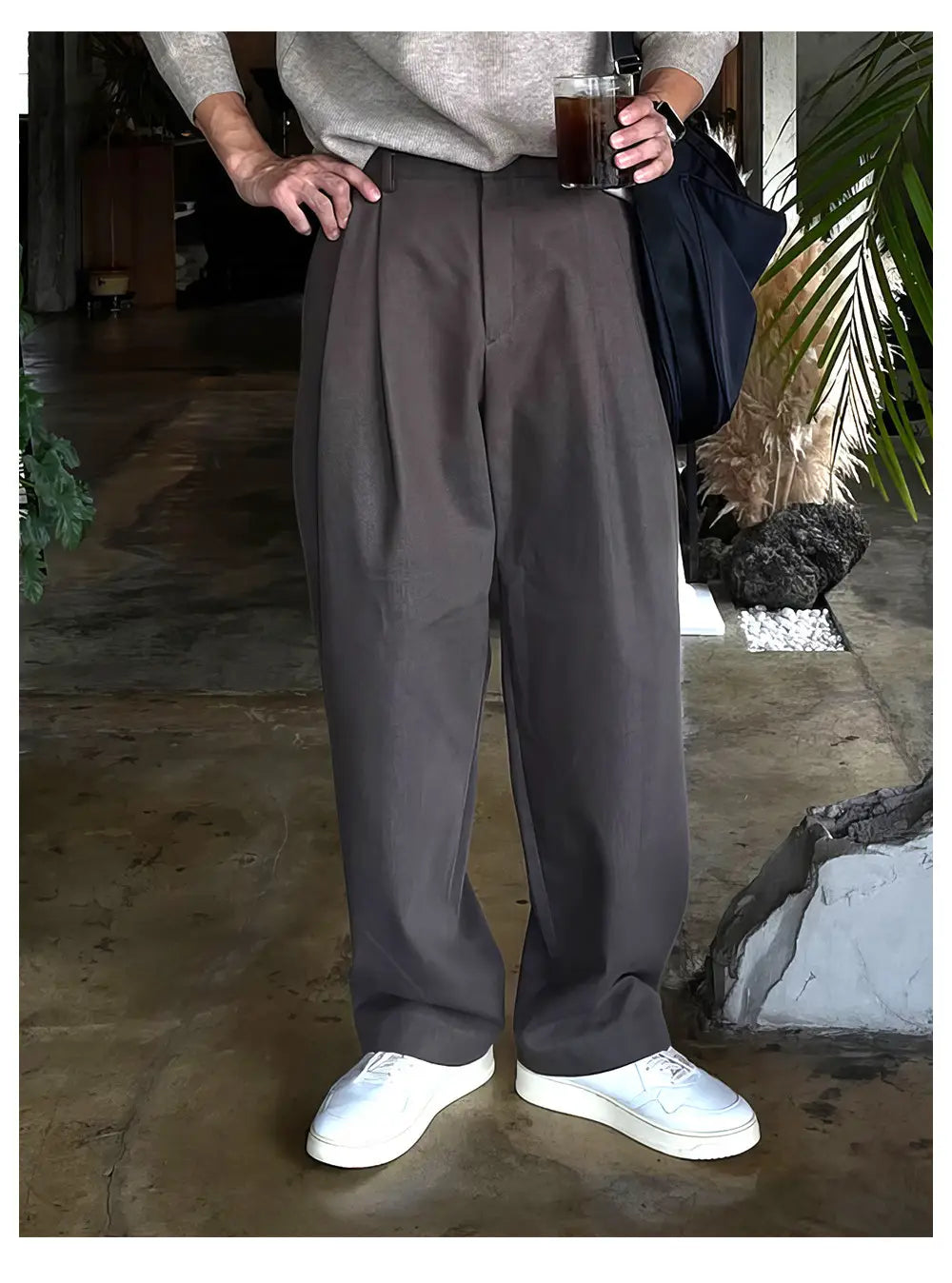 Pantalones de vestir anchos plisados color gris oscuro para hombre con ajuste relajado y corte de pierna ancha, adecuados para ocasiones formales