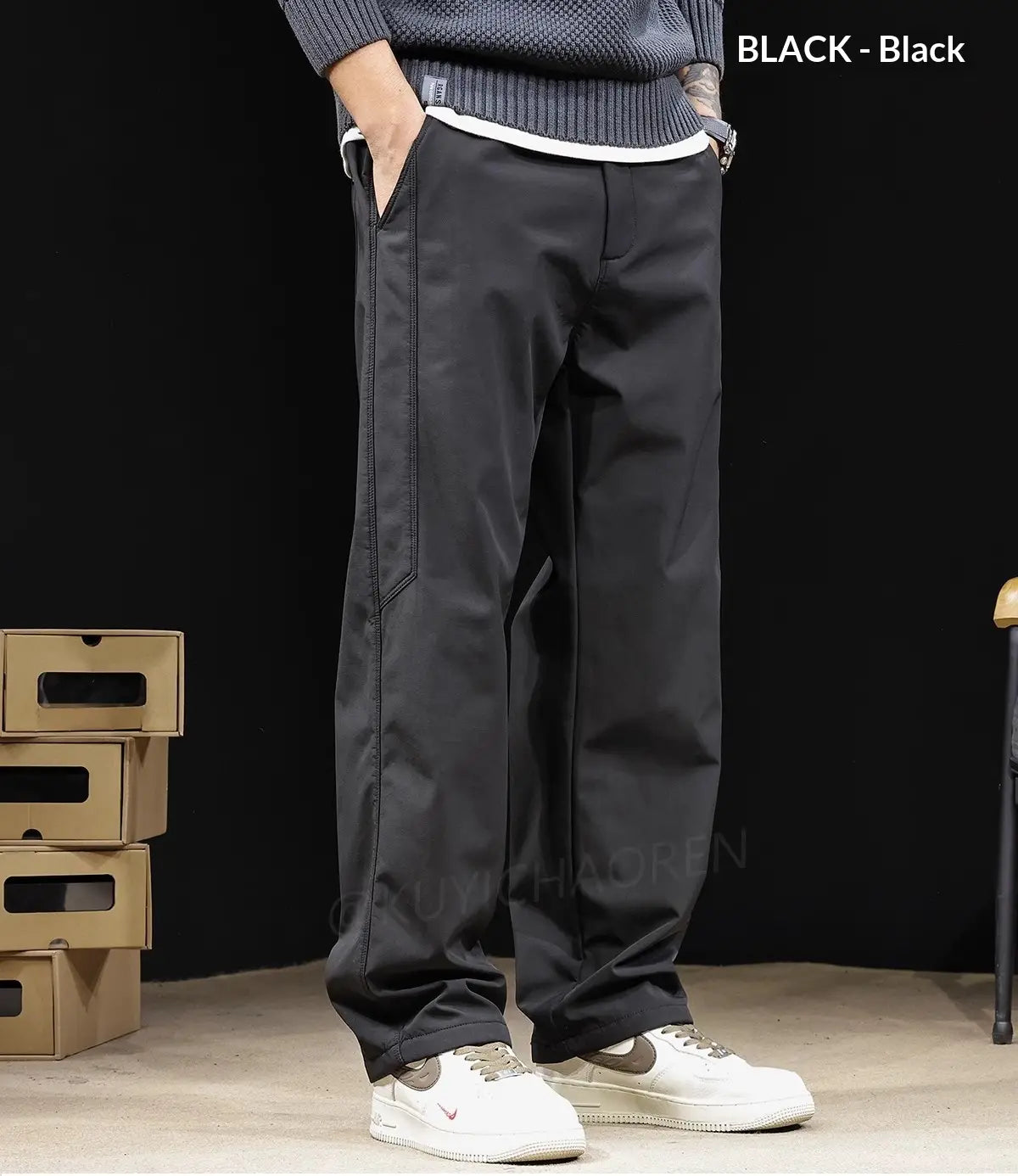 Herren-Cargohose im japanischen Retro-Stil mit weitem Bein in Schwarz mit zulaufenden Hosenbeinen, weißem inneren Taillenbund und dezenten Details an der Seitennaht.