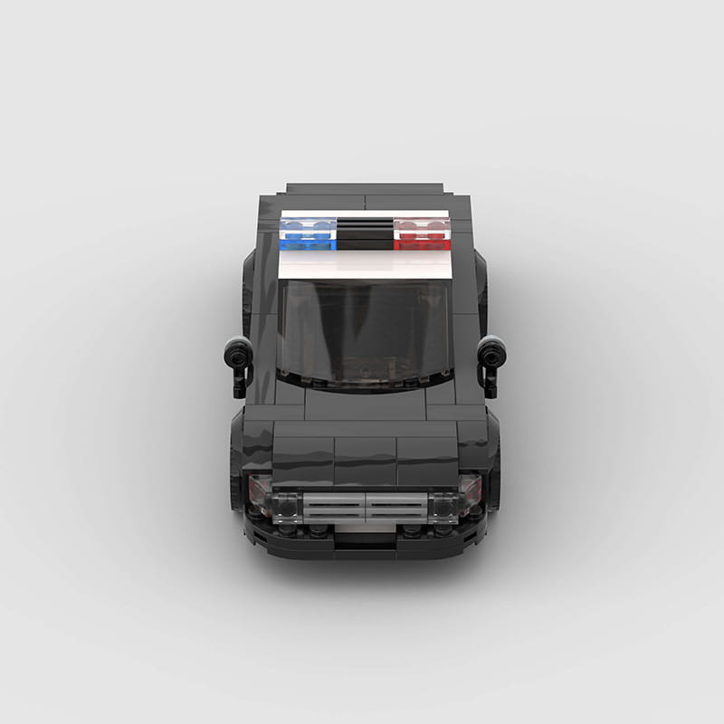 Bloques de construcción del modelo de coche de policía de lego negros, con luces de emergencia azules, rojas y blancas en el techo, diseñado para niños y adultos.