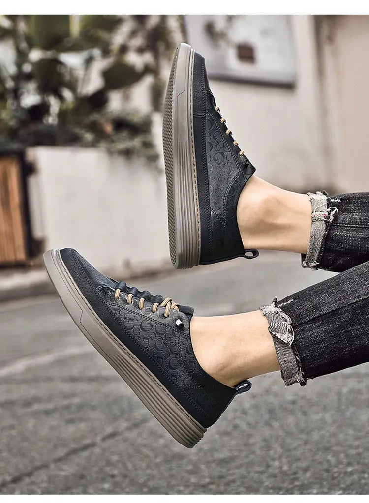 Baskets en cuir pour hommes, sans lacets, décontractées à semelle épaisse, en cuir noir, avec un motif gaufré discret et des lacets beige clair.